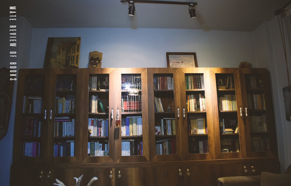 مكتبة خشبية ضخمة مع لوحات فنية ومتة